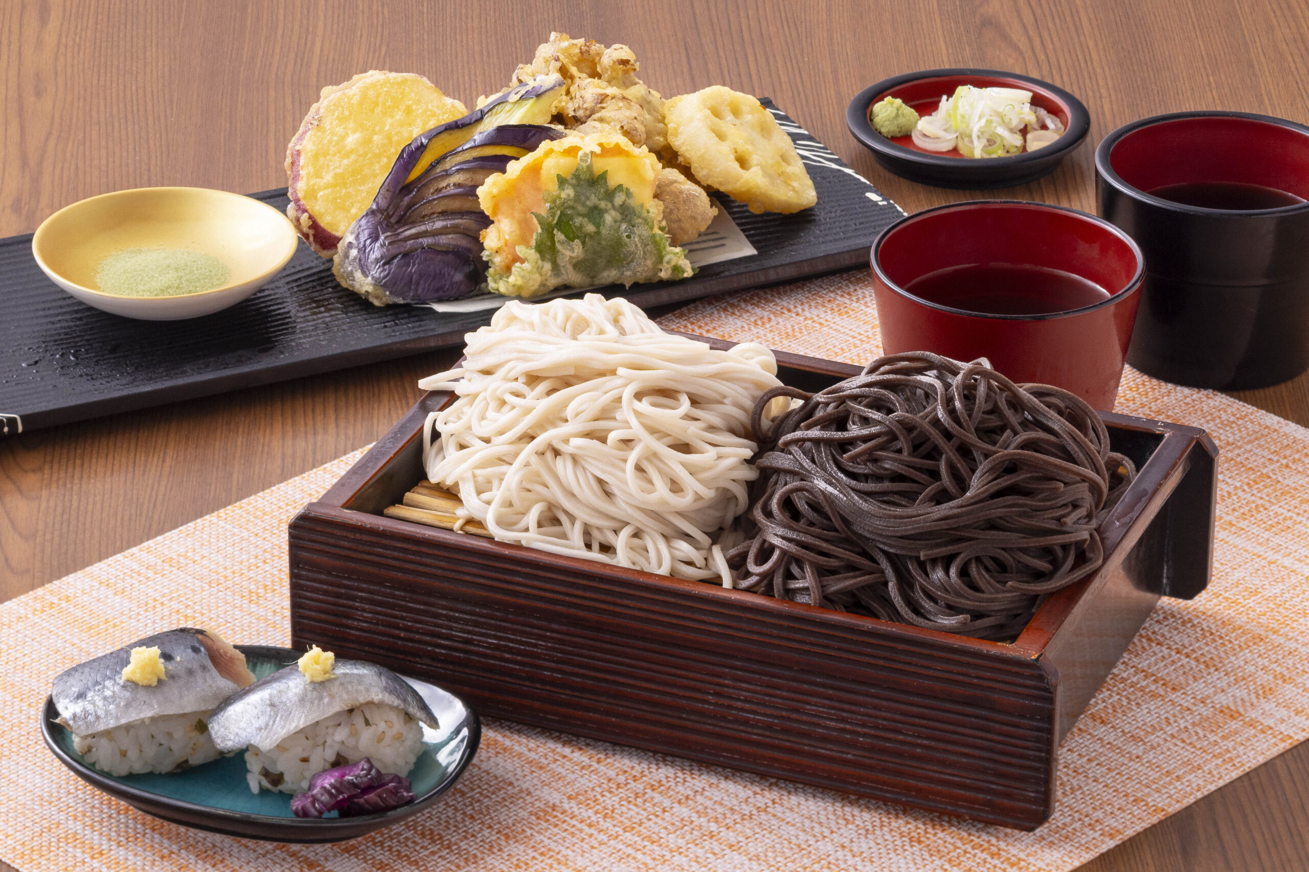 秋の漆黒二色そば｜花凛